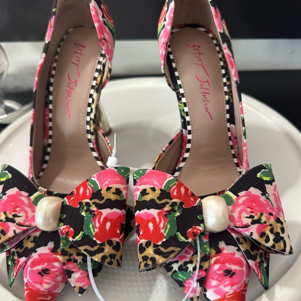 Betsey Johnson Floral Bow Pointed-Toe Heels in Black, Pink, Red, Green, Gold - Picture 3 of 15
